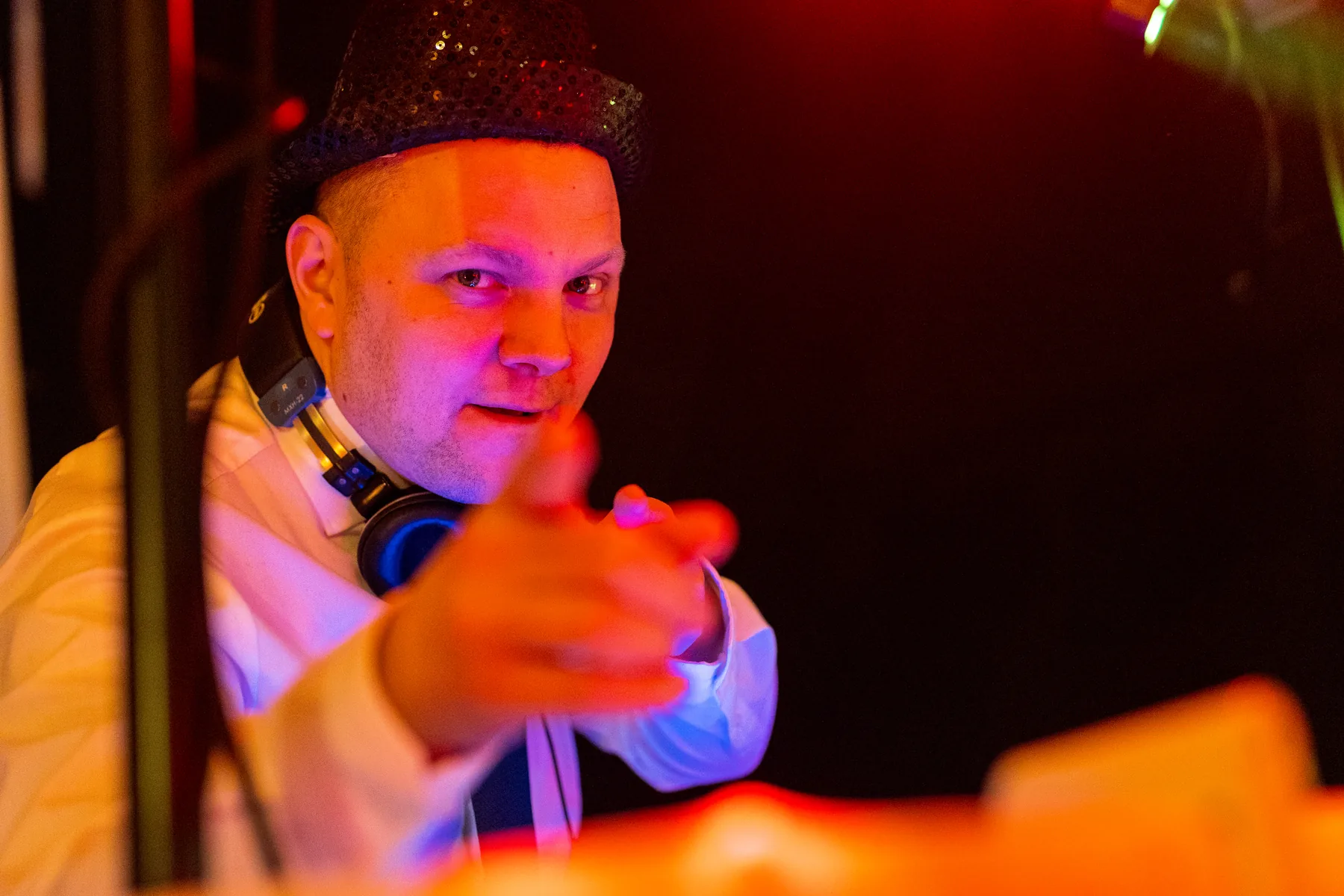 DJ Yugeen bei einer Feier mit Kopfhörern am Hals