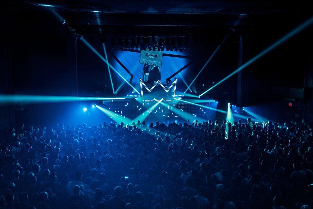 Die perfekte Playlist für deine Geburtstagsfeier gestalten Foto Der Menge