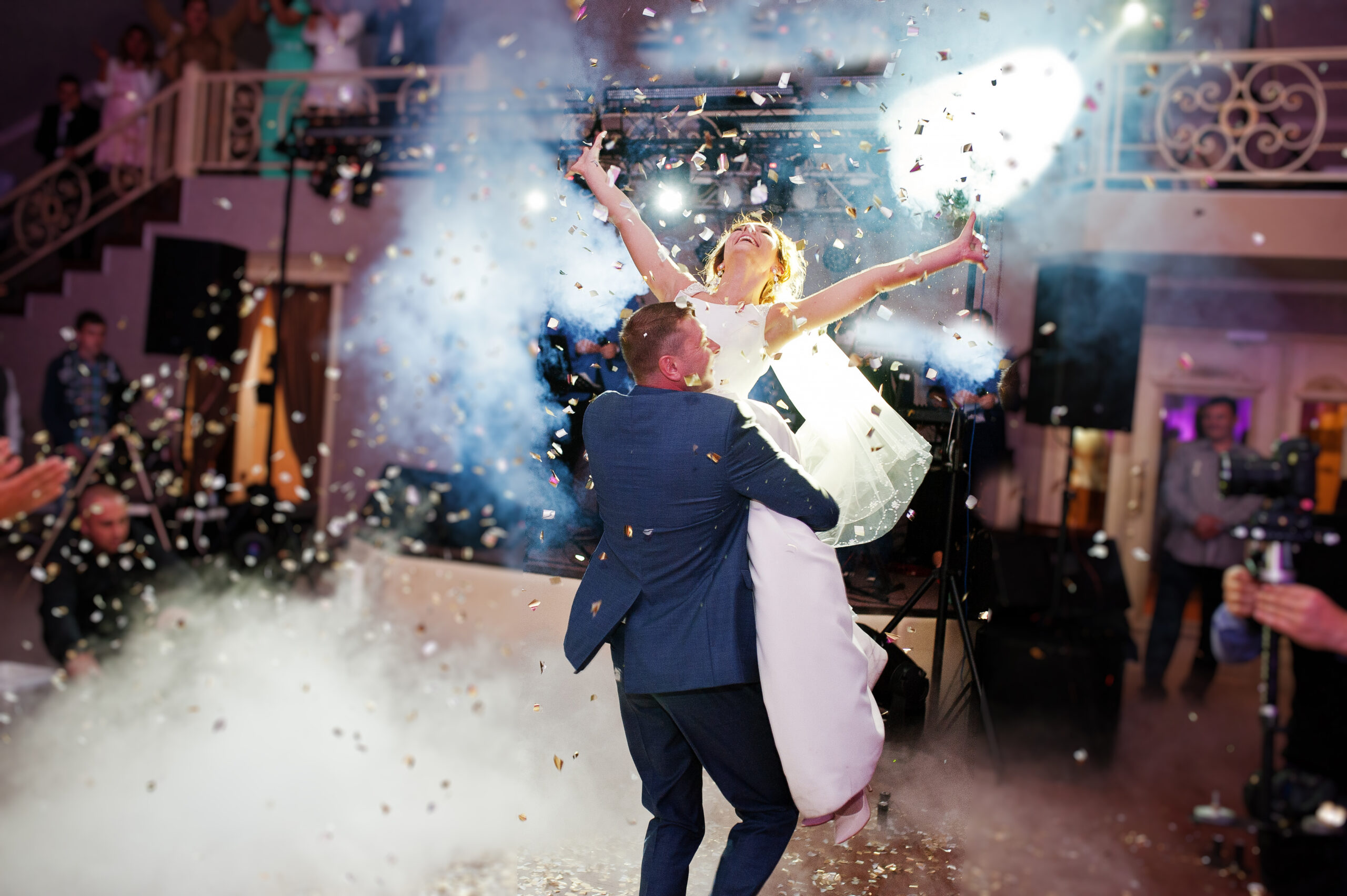 newly,married,couple,dancing,on,their,wedding,party,with,heavy