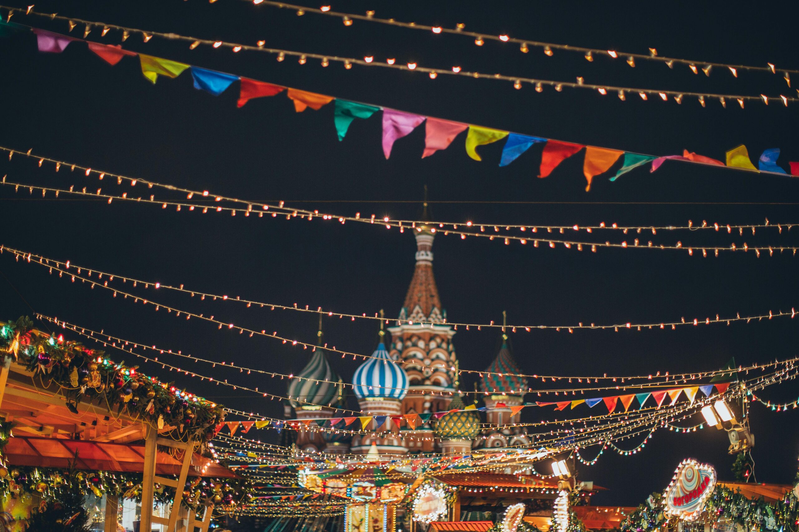 Bunte Weihnachtsbeleuchtung In Der Stadt Bei Nacht