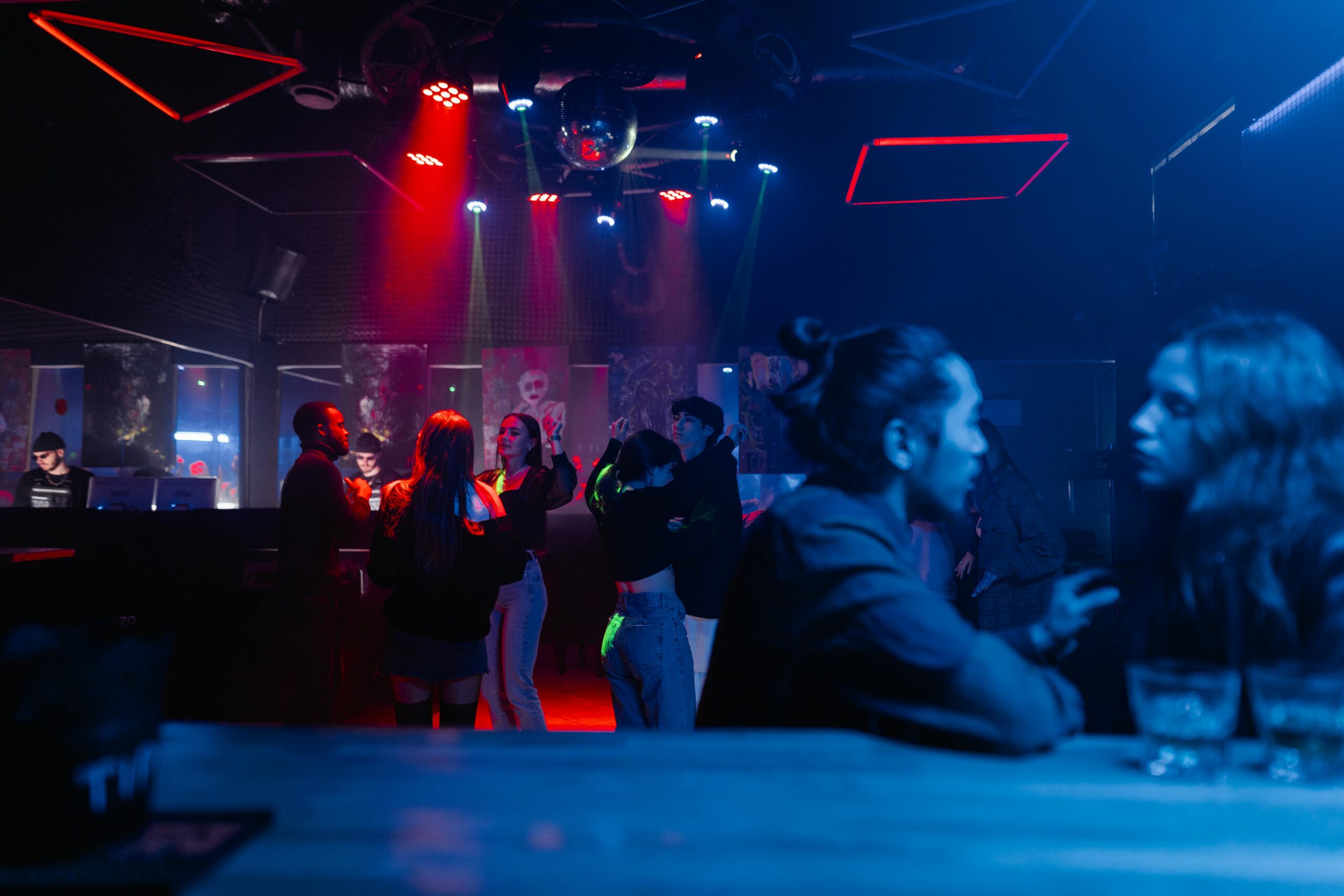 Mobiler DJ: Aufgaben, Ausrüstung und Beschallungsplanung Kostenloses Stock Foto zu #indoor, alkohol, atmosphäre