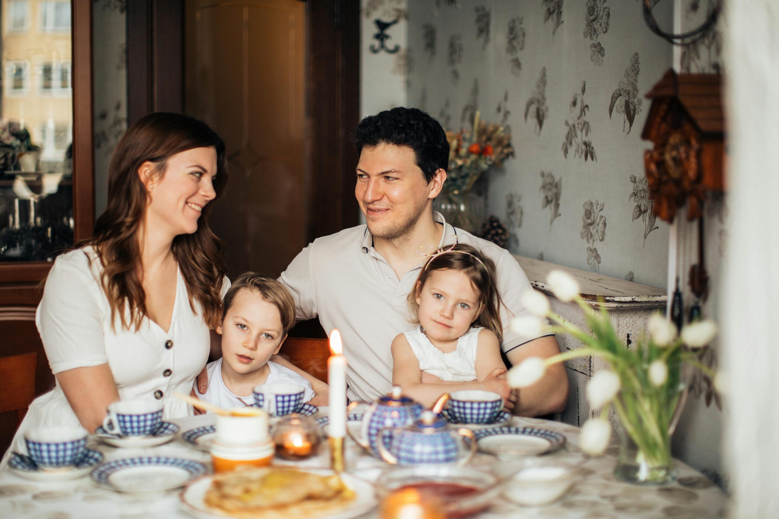 Russische Feste und Feiertage: Kalender, Bräuche, Kategorien Familie Sitzt Am Tisch